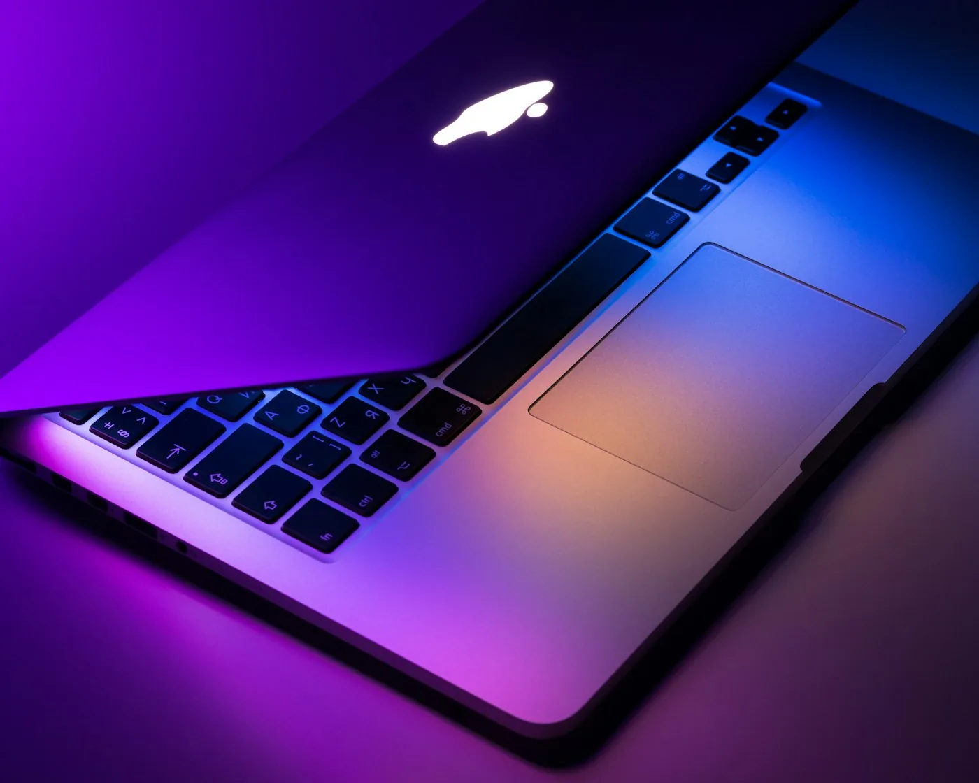 Laptop profesional MacBook Pro en fondo neutro
